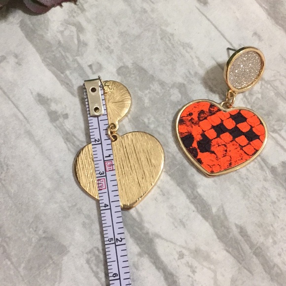 Orange snakeskin heart drop earrings - Picture 5 of 5